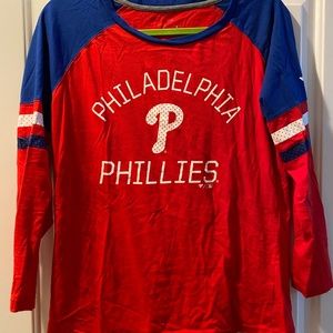 Cheer on the Phillies in this Fanatics long sleeve womens shirt. Size Large.